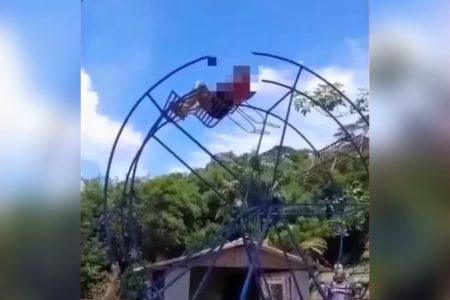 imagem colorida mulher cai roda gigante minas gerais