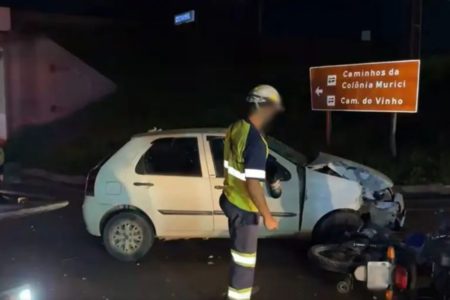 Imagem colorida de acidente envolvendo carro e moto - Metrópoles