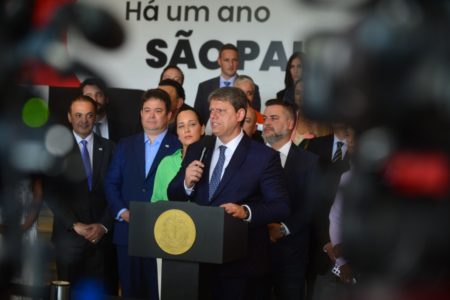 Imagem colorida mostra Tarcísio de Freitas cercado de pessoas durante entrevista - Metrópoles