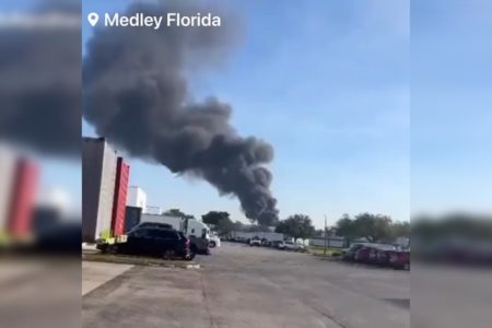 Imagem colorida mostra nuvem de fumaça deixada por explosão em residência na Flórida - Metrópoles