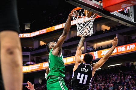 Jogador do Celtics fazendo a cesta - Metrópoles