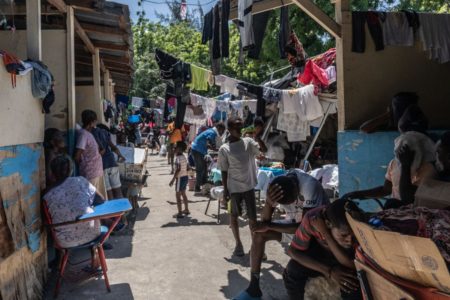 Imagem colorida de pessoas no Haiti - Metrópoles