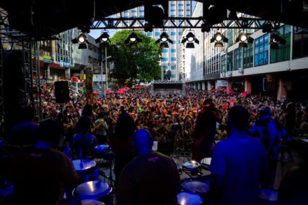 Multidão próxima a um palco, durante o Carnaval de Rua em Brasília - Metrópoles