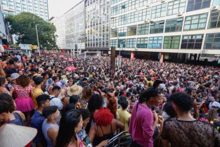 Multidão pula carnaval nas ruas de Brasília - 2023