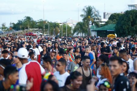 Multidão atrás do trio elétrico no Carnaval de Brasília - Metrópoles