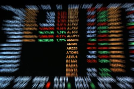Imagem desfocada do painel da Bolsa de Valores do Brasil, a B3, com os números que refletem o desempenho das ações negociadas - Metrópoles