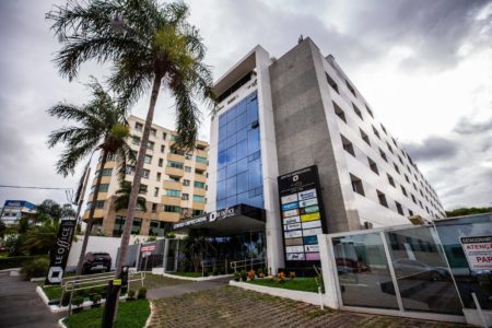 Foto colorida do edifício Le Office em Brasília - Metrópoles