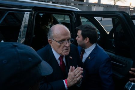 Imagem colorida mostra Rudy Giuliani durante audiência foi condenado a pagar indenização - Metrópoles