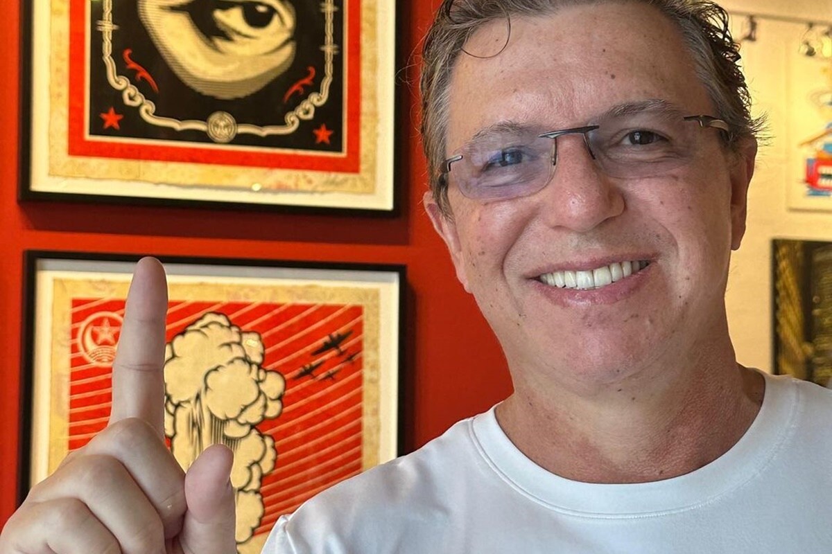 Boninho posa sorridente - Metrópoles