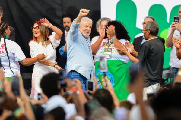 imagem colorida lula em evento - metrópoles