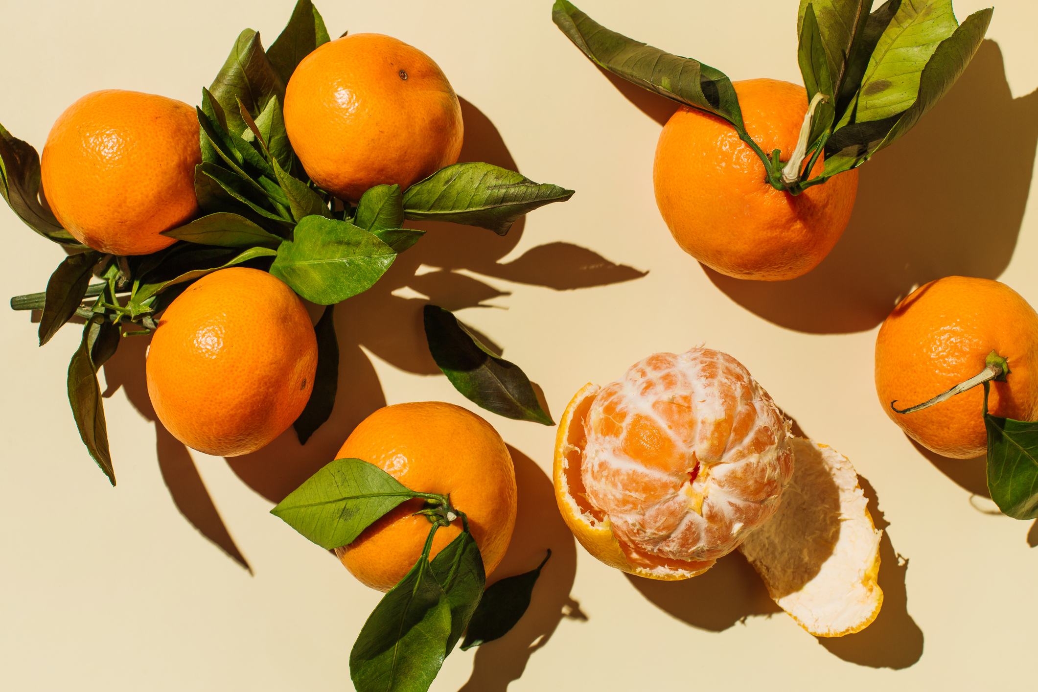 Foto mostra mexericas tangerinas bergamotas descascadas e com forte tonalidade laranja