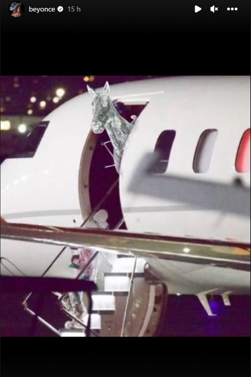 Na imagem com cor, print do stories de Beyoncé no qual um cavalo prateado sai do avião - Metrópoles
