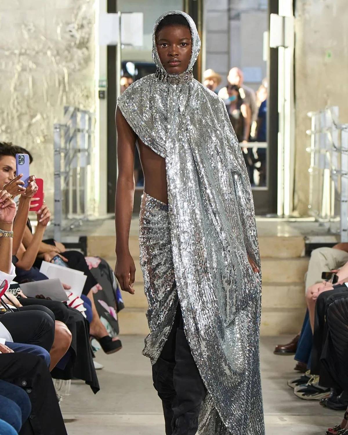 Na imagem com cor, mulher negra retinta posa durante desfile da marca Alaïa - Metrópoles