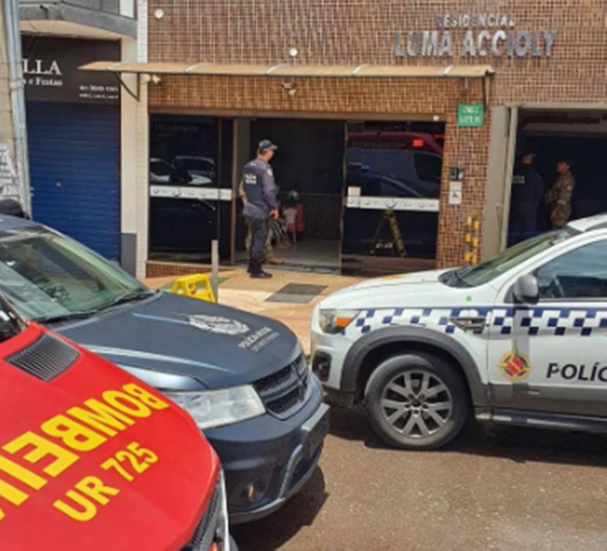 policiais na frente de prédio