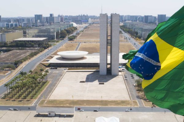 Mastro da Bandeira na Praça dos Três Poderes próximo ao Congresso nacional - Metrópoels