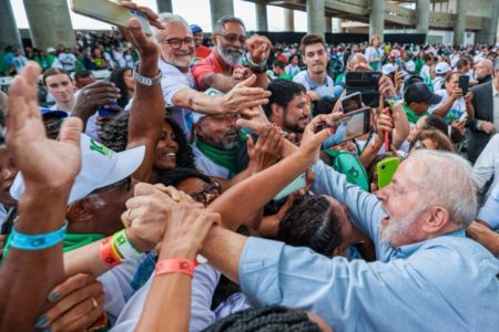 imagem colorida lula com catadores - metrópoles