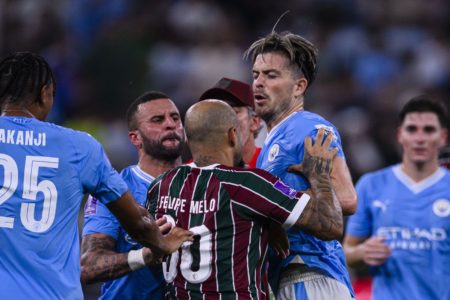 Imagem colorida de Felipe Melo empurrando Jack Grealish - Metrópoles