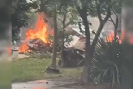 Imagem de destroços de avião caído pegando fogo - Metrópoles