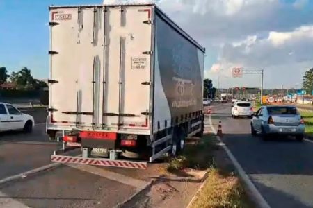 imagem colorida mostra caminhão em rodovia - Metrópoles