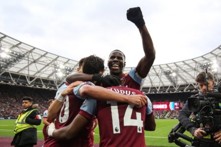 Imagem colorida dos jogadores comemorando - Metrópoles