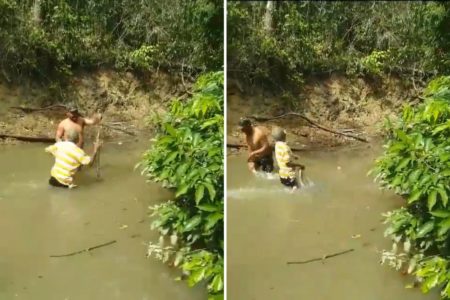 imagem colorida homem segurando peixe - metrópoles