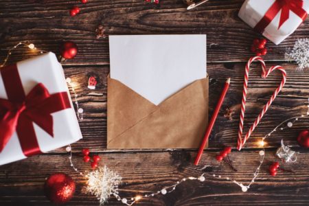 Mensagem de natal, envelopes e adereços natalinos