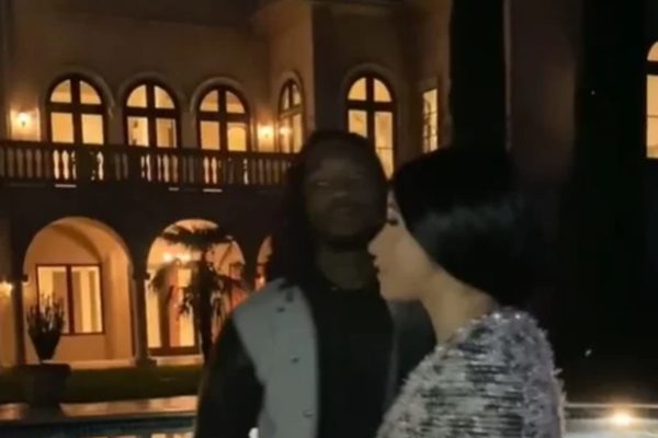 Offset e Cardi B próximos de uma mansão iluminada - Metrópoles