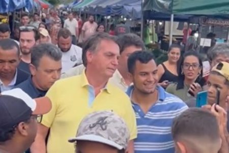 Foto colorida de Bolsonaro em feira de Nerópolis Goiás - Metrópoles