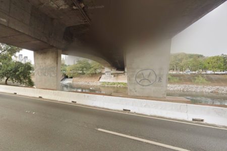 Imagem colorida mostra pista de carros abaixo da Ponte do Tatuapé, com o Rio Tietê no meio - Metrópoles