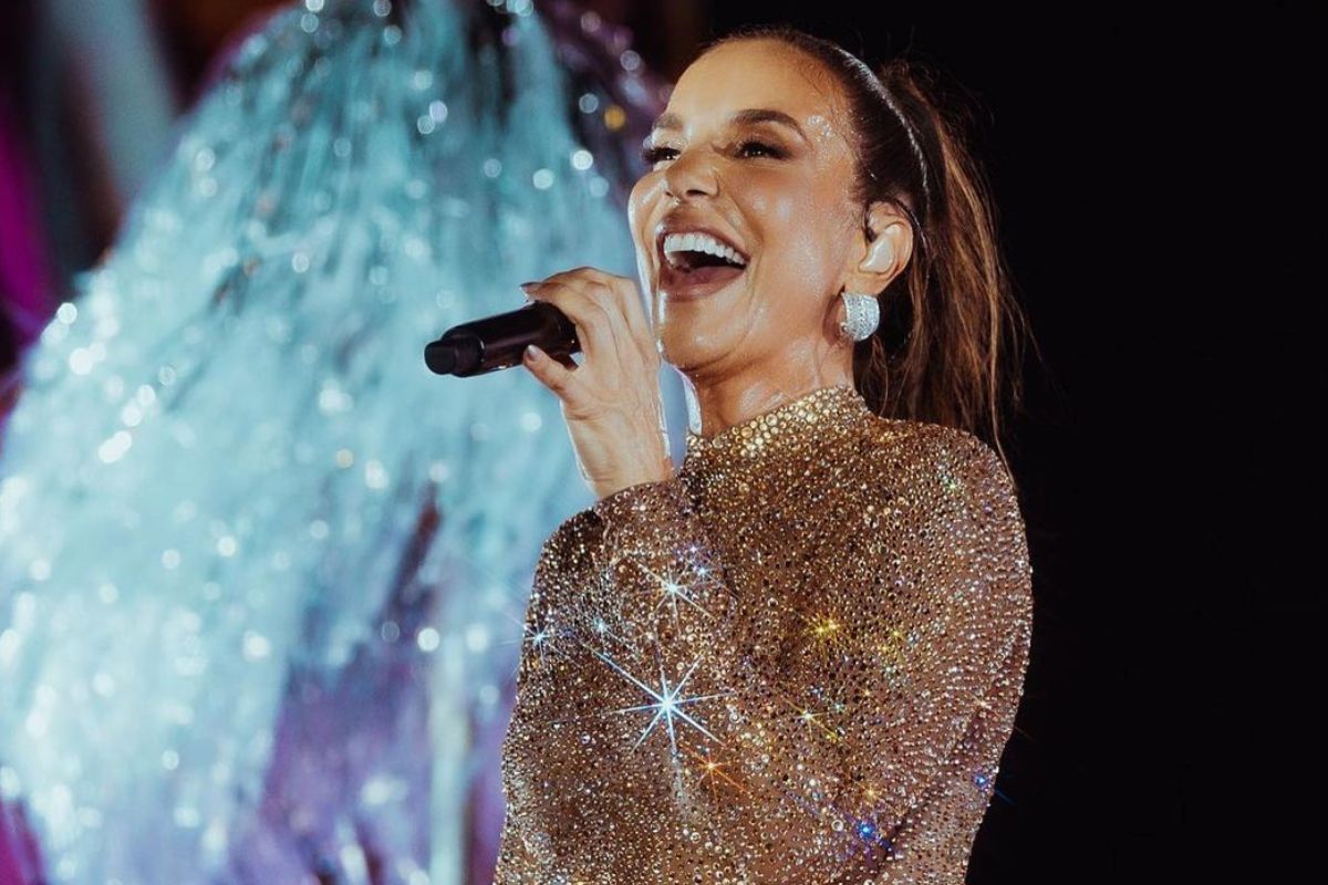 Foto colorida de Ivete Sangalo cantando - Metrópoles