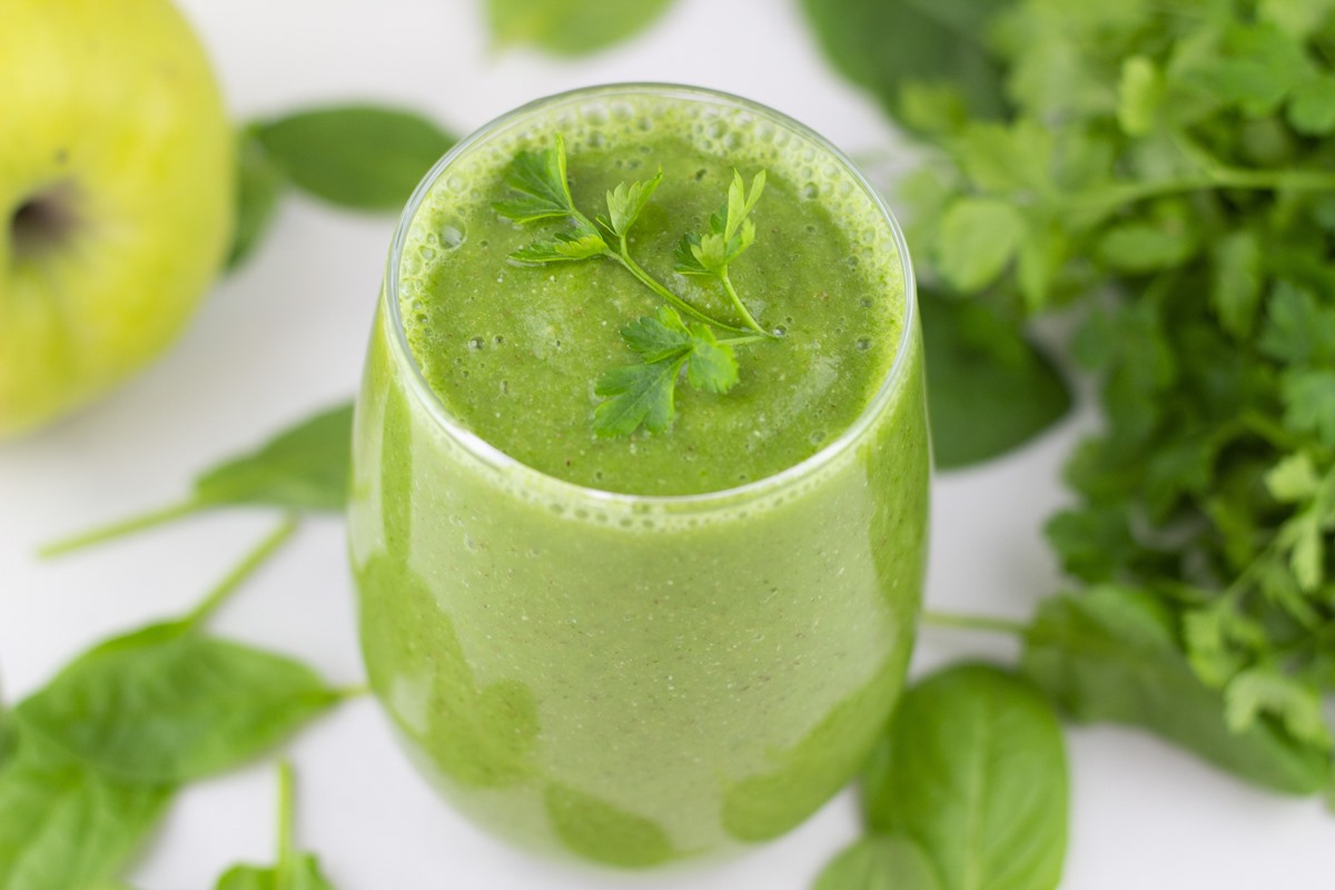 Foto de suco verde com ramos de salsinha - Metrópoles