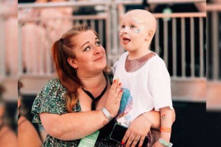 Imagem colorida de mãe e filha abraçadas - Metrópoles