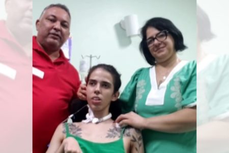 Foto colorida da thais, jovem que cheirou pimenta ao lado do padrasto e da mae - Metrópoles