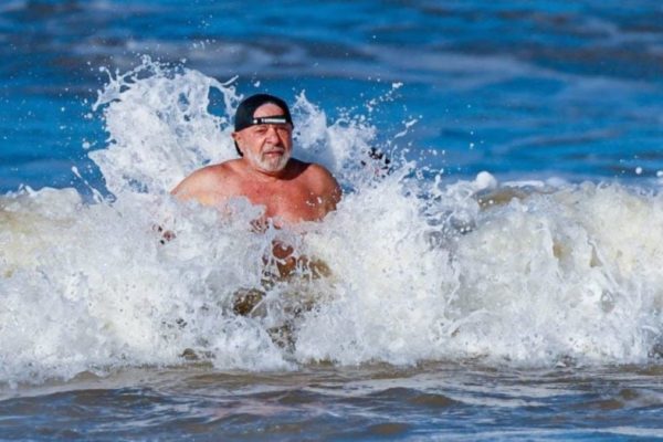 O presidente Luiz Inácio Lula da Silva (PT) publicou na noite deste domingo (2.jul.2023) uma foto em que toma um banho de mar na Bahia. “Um domingo na Bahia e um banho de mar para recuperar as energias”, escreveu em seu perfil no Twitter. Na manhã deste domingo, o petista participou, em Salvador, das comemorações pelos 200 anos da Independência do Brasil no Estado. À tarde, Lula seguiu para Ilhéus, no Sul da Bahia, onde participa da cerimônia de início das obras de um trecho da Fiol (Ferrovia de Integração Oeste-Leste) na 2ª feira (3.jul).