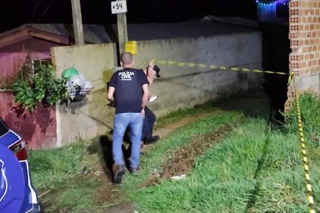 Imagem colorida da cena do crime onde uma mulher foi executada a tiros, em Curitiba - Metrópoles