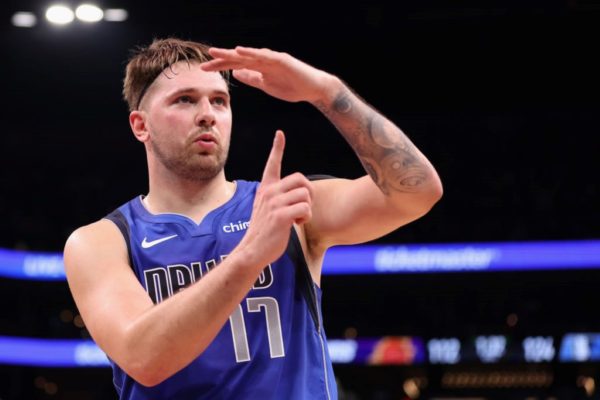 Imagem colorida de Doncic, jogador do dallas mavericks que ultrapassou a marca dos 10 mil pontos- Metrópoles