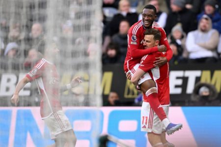 Imagem colorida de chris wood e hudson odoi, jogadores do Nottingham Forest, em jogo da Premier League- Metrópoles