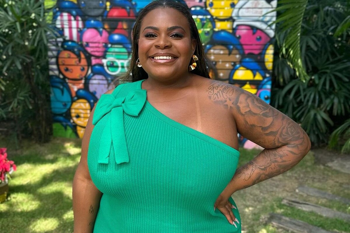 Jojo Todynho posa, sorridente, de vestido verda e cabelos soltos - Metrópoles