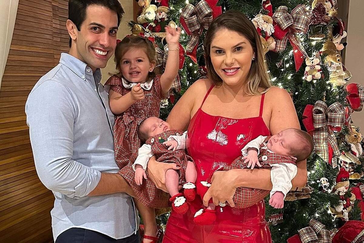 Bárbara Evans, o marido e os filhos posam juntos na árvore de Natal da família - Metrópoles