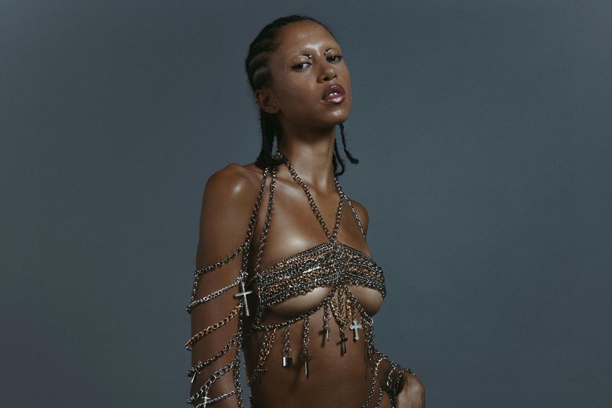 Na imagem com cor, modelo negra posa para editorial de moda - Metrópoles