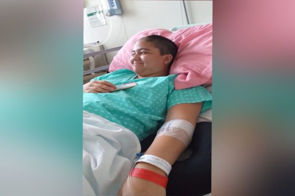 ebora Dutra de Mesquita, 24, estudante de arquitetura, sofre com um tumor no cérebro e precisa de um medicamento de alto custo chamado Temozolamida. Em 2020, a jovem foi diagnosticada com astrocitoma maligno de grau 2, passou por três cirurgias na cabeça, mas o tumor voltou a crescer