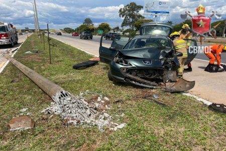 Homem perde controle de carro e danifica poste na EPIA Sul 5