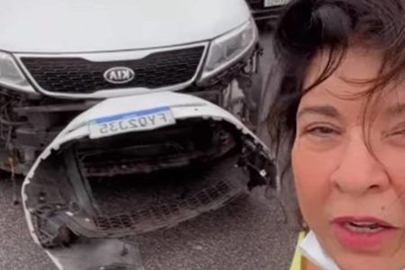 Foto colorida de Roberta Miranda com carro batido - Metrópoles