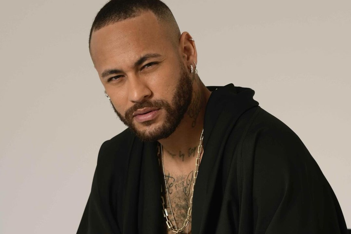 Advogada Neymar posa de roupão preto - Metrópoles