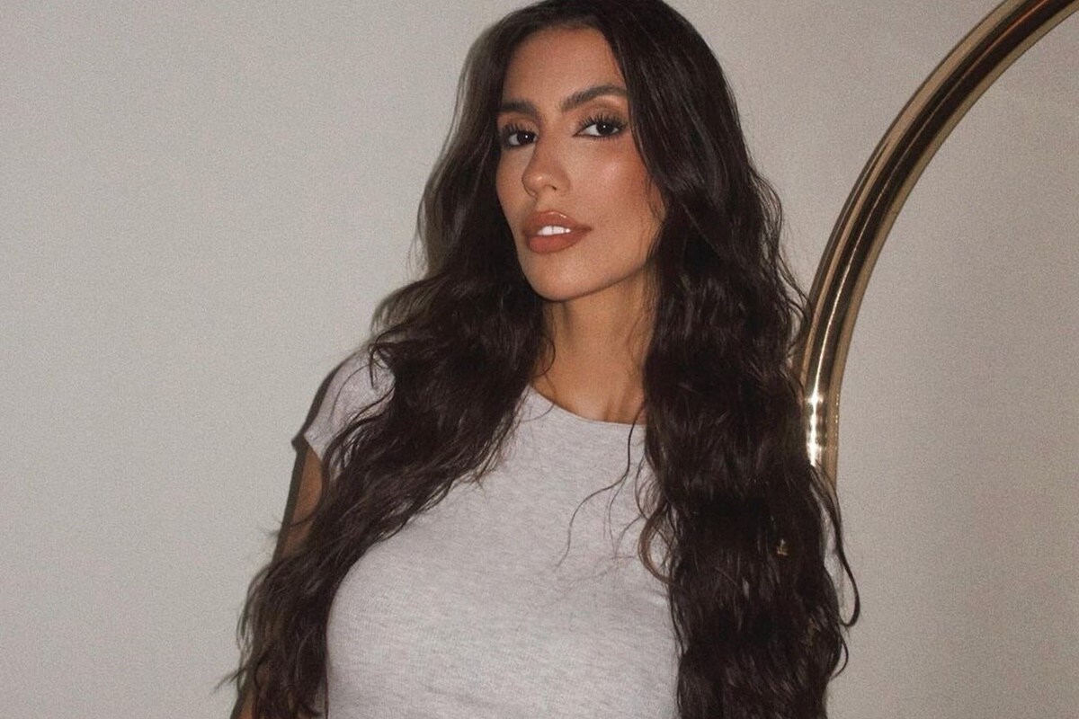 Gabi Brandt posa com os cabelos soltos e uma camiseta branca - Metrópoles