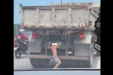 foto colorida de menino quase é atropelado após cair de caminhão em movimento na Imigrantes - Metrópoles