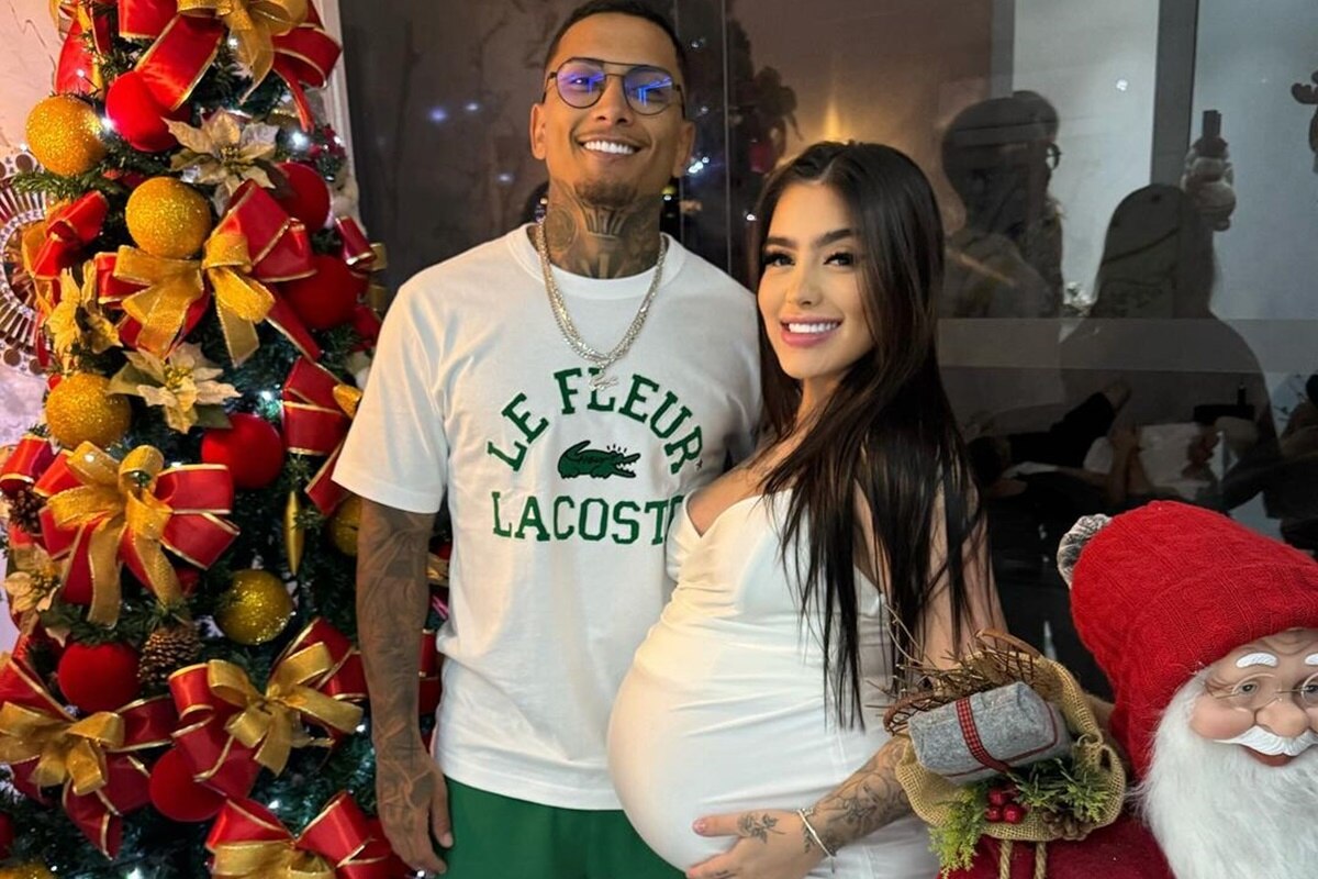 MC Mirella e Dynho Alves posam na árvore de Natal antes do nascimento de Serena - Metrópoles