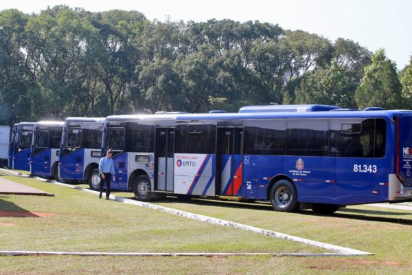 imagem colorida mostra ônibus da emtu - metrópoles