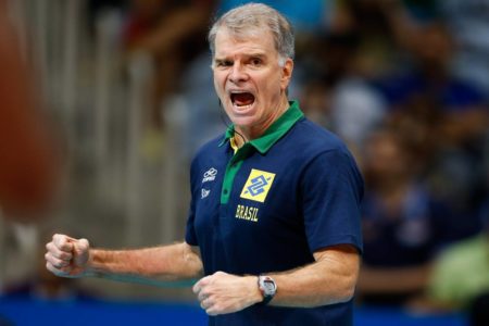 Foto colorida do treinador da selação brasileira de vôlei, Bernardinho - Metrópoles