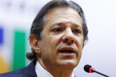 imagem colorida do ministro da Fazenda, Fernando Haddad, em entrevista - Metrópoles